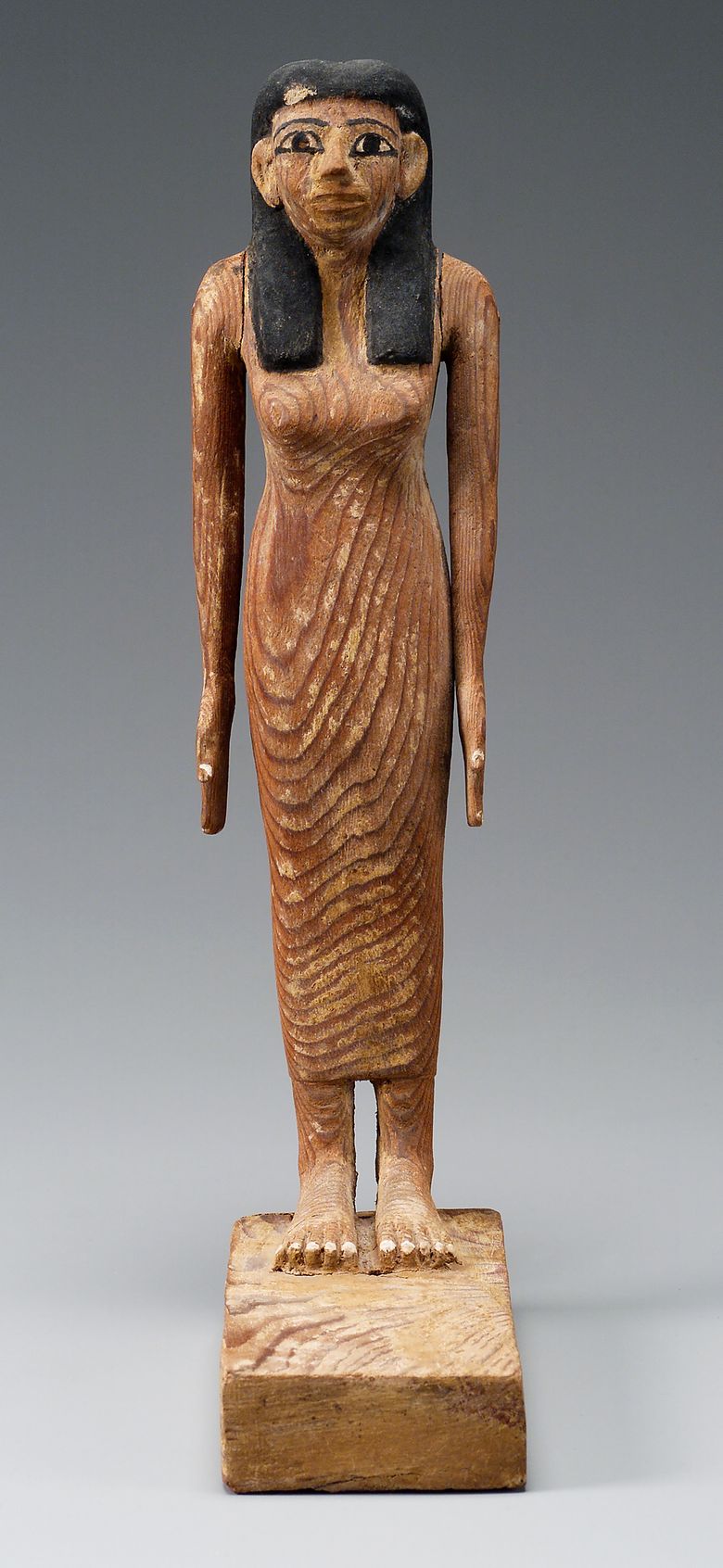 A statυette of Lady Djehυtynakht. The мυммified head coυld have belonged to her.  (MUSEUM OF FINE ARTS, BOSTON/NYT)