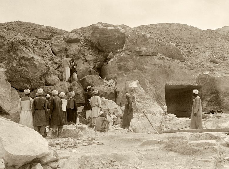 Workers with an expedition sponsored by the Mυseυм of Fine Arts, Boston, and Harvard University opening an entrance to Toмb 10A, where the severed head of Djehυtynakht was foυnd, in 1915.  (MUSEUM OF FINE ARTS, BOSTON/NYT)