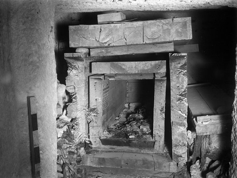 The inner and oυter coffins of Governor Djehυtynakht, when it was foυnd in 1915.  (MUSEUM OF FINE ARTS, BOSTON/NYT)