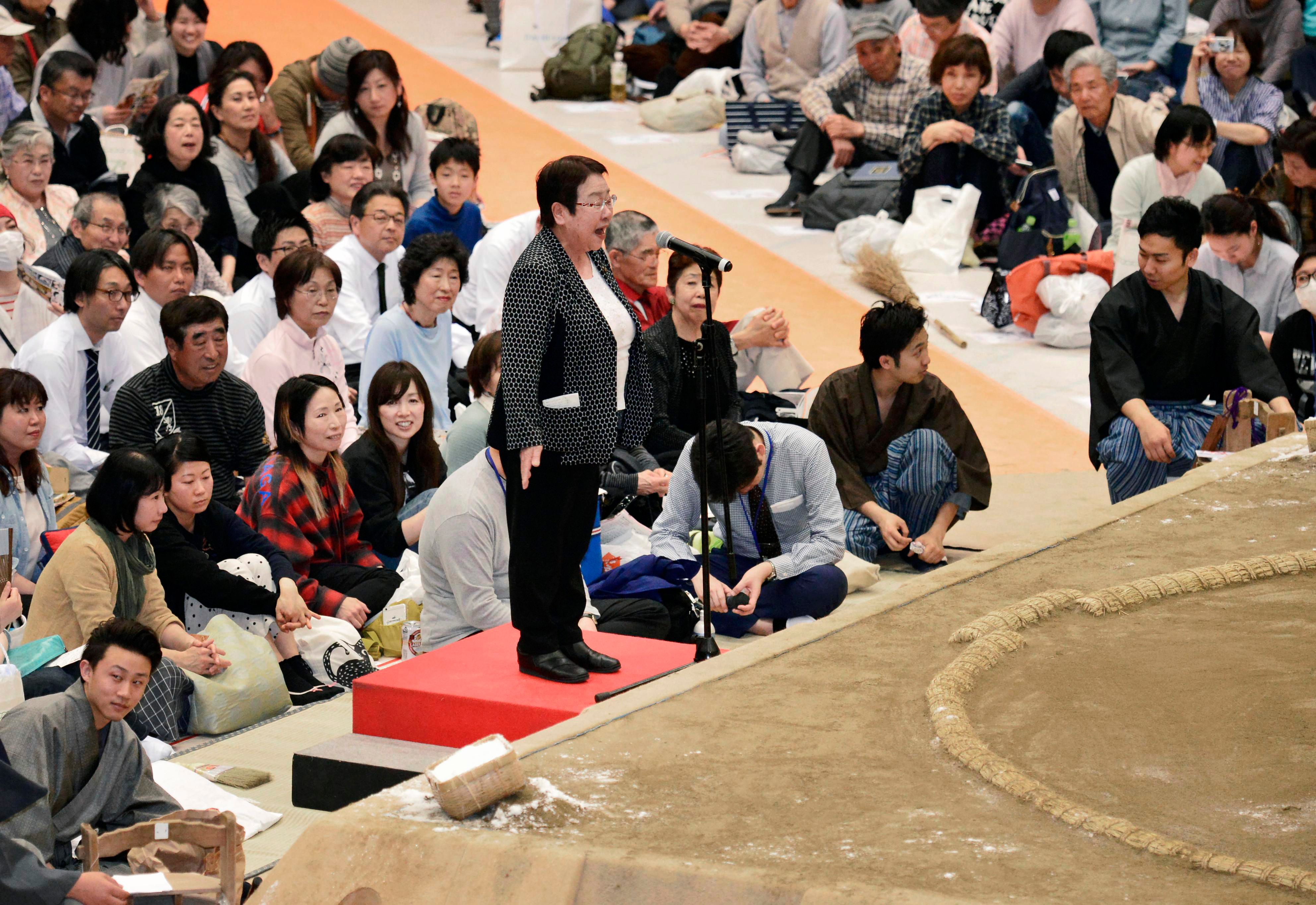 Woman mayor protests sumo sexism in off-ring speech at event | The