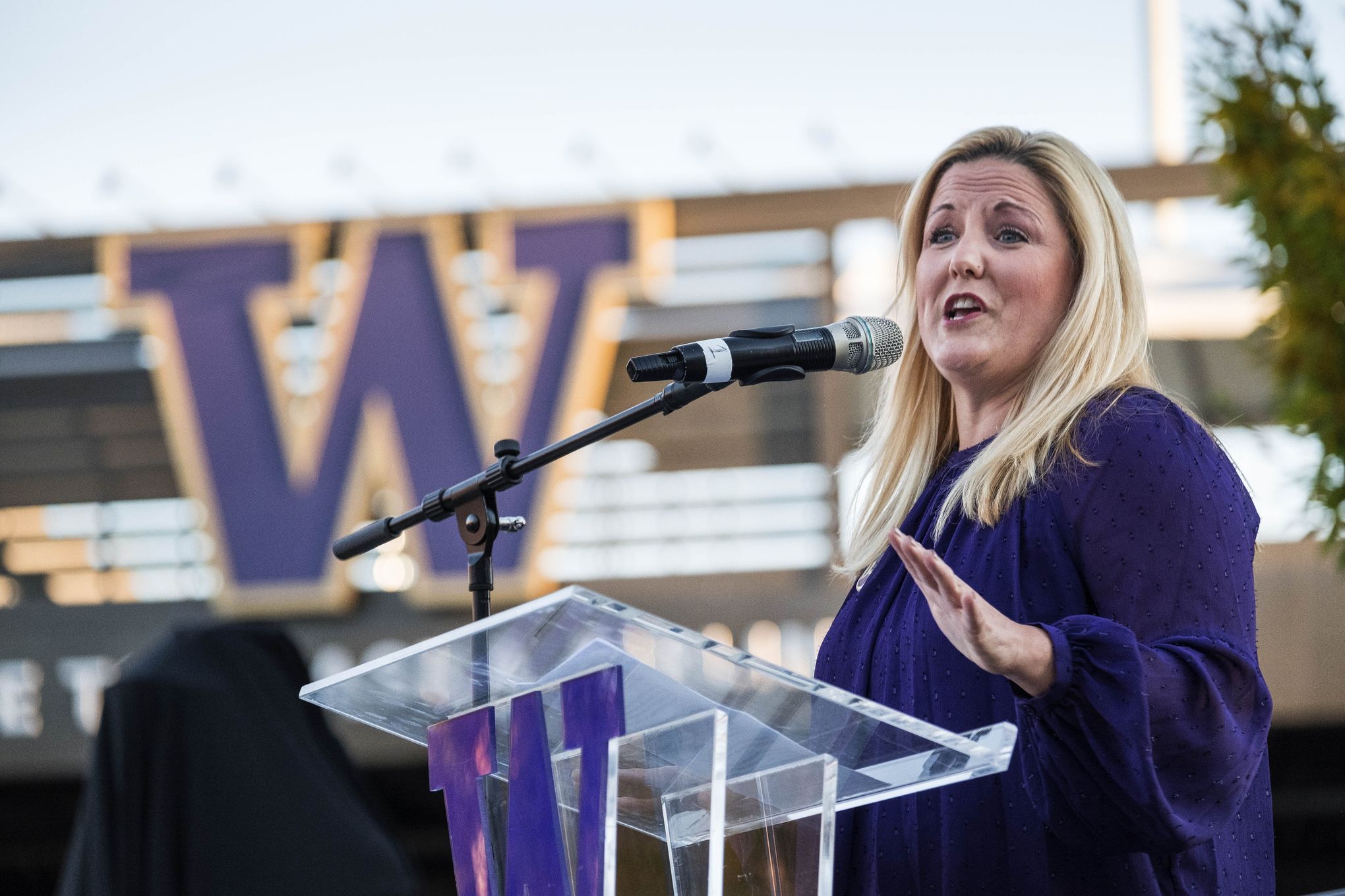 So long, Swoosh: UW Huskies break away from Nike, agree to $119 million  apparel deal with Adidas