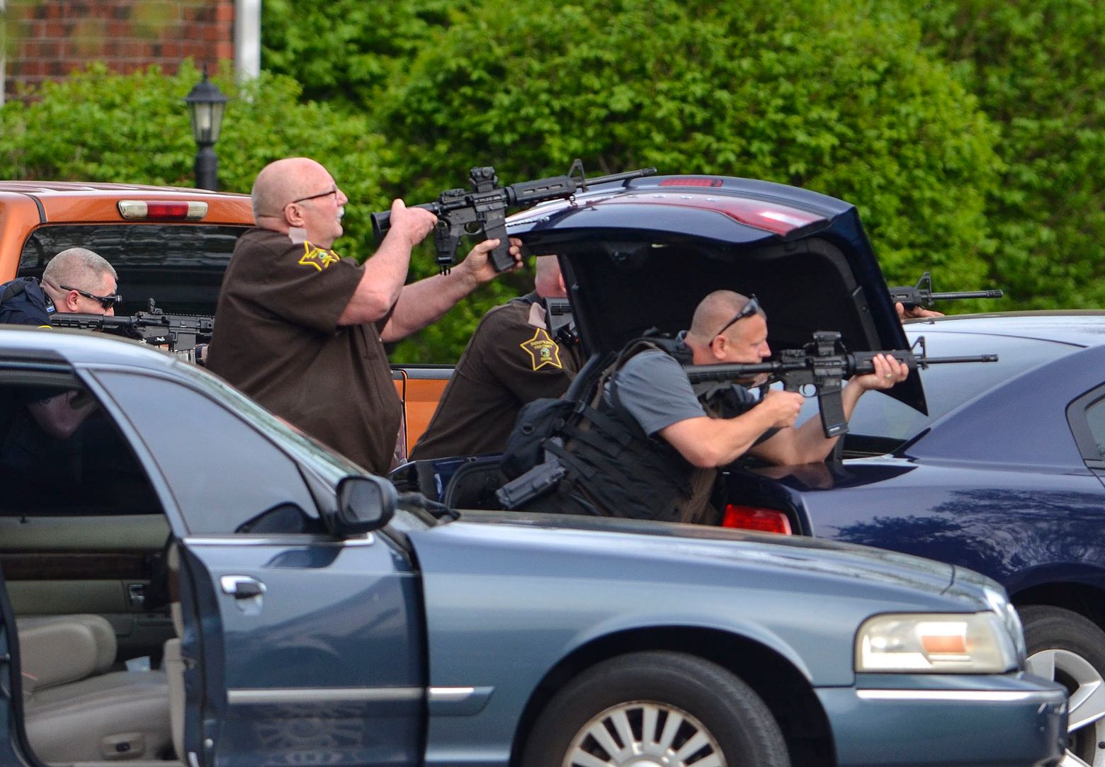 Shootout. Officer of the Department of Homicide Killed in the shooting at the Prisoner. Shootout in auto. A person shooting out of the Tomigun.