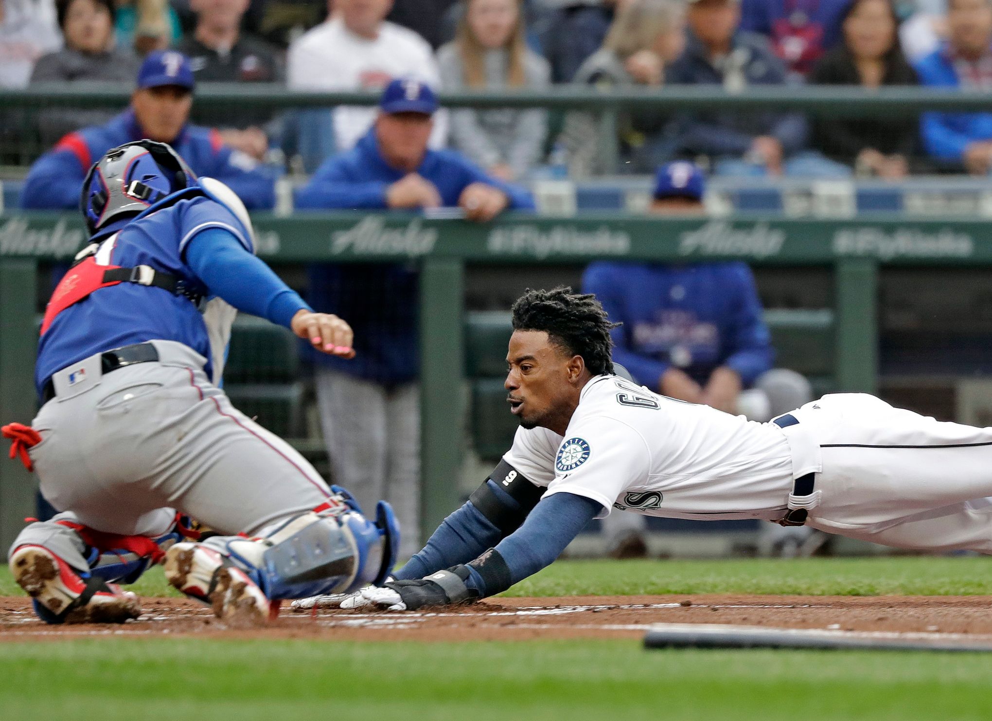 Photo: Rangers Nelson Cruz misses a pop up fly during game 1 of