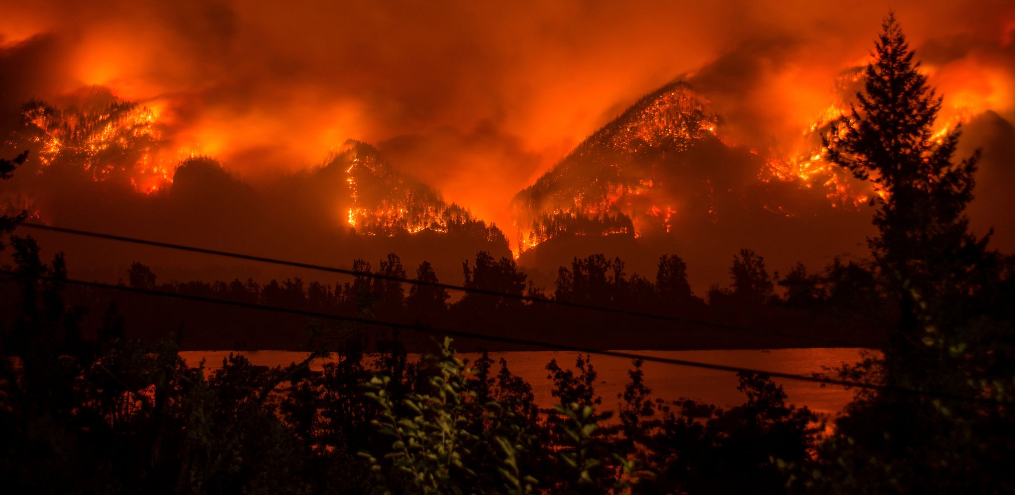 Eagle Creek Fire jumps across Columbia River from Oregon to Washington