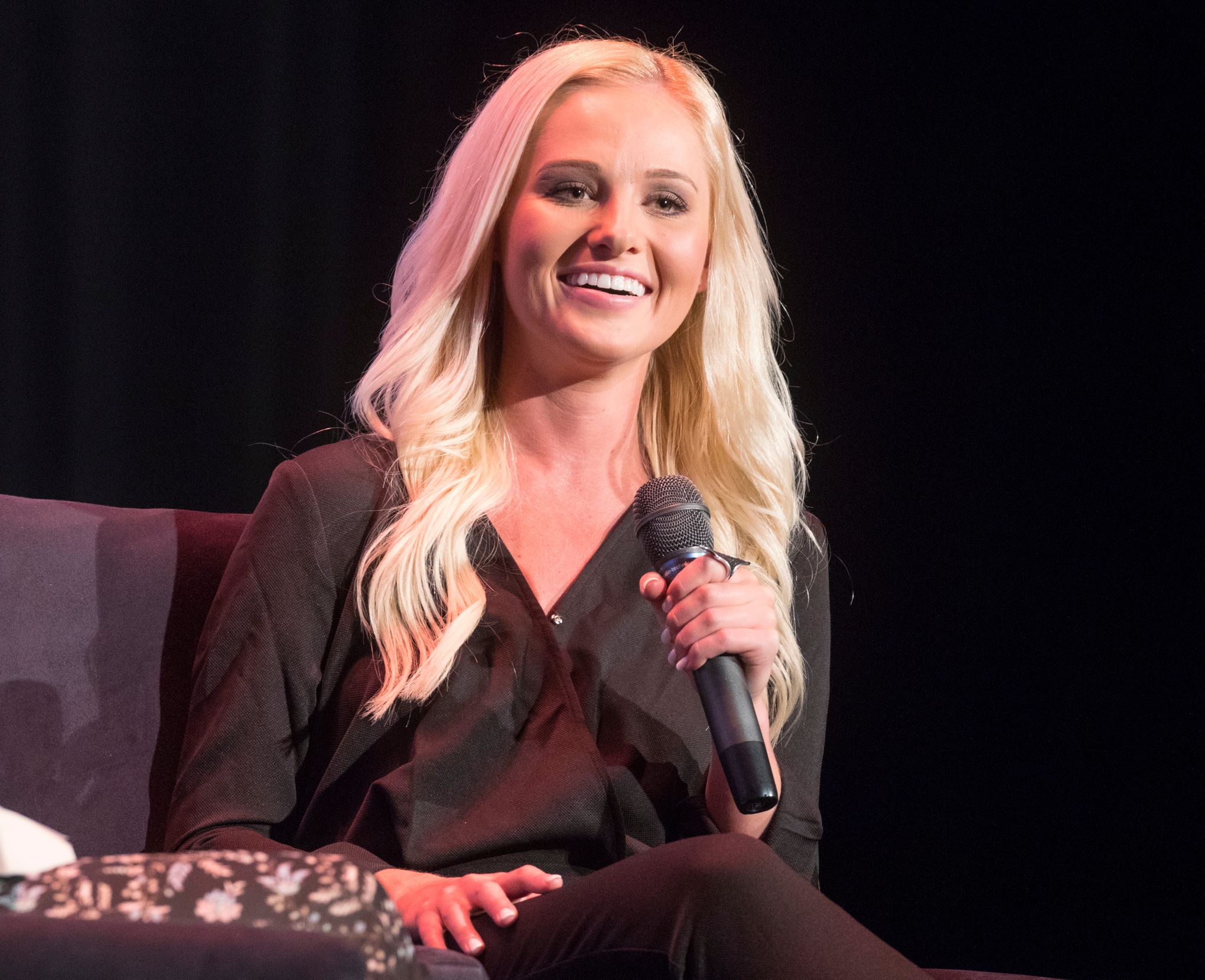 Minneapolis diners throw water at conservative Tomi Lahren | The Seattle  Times