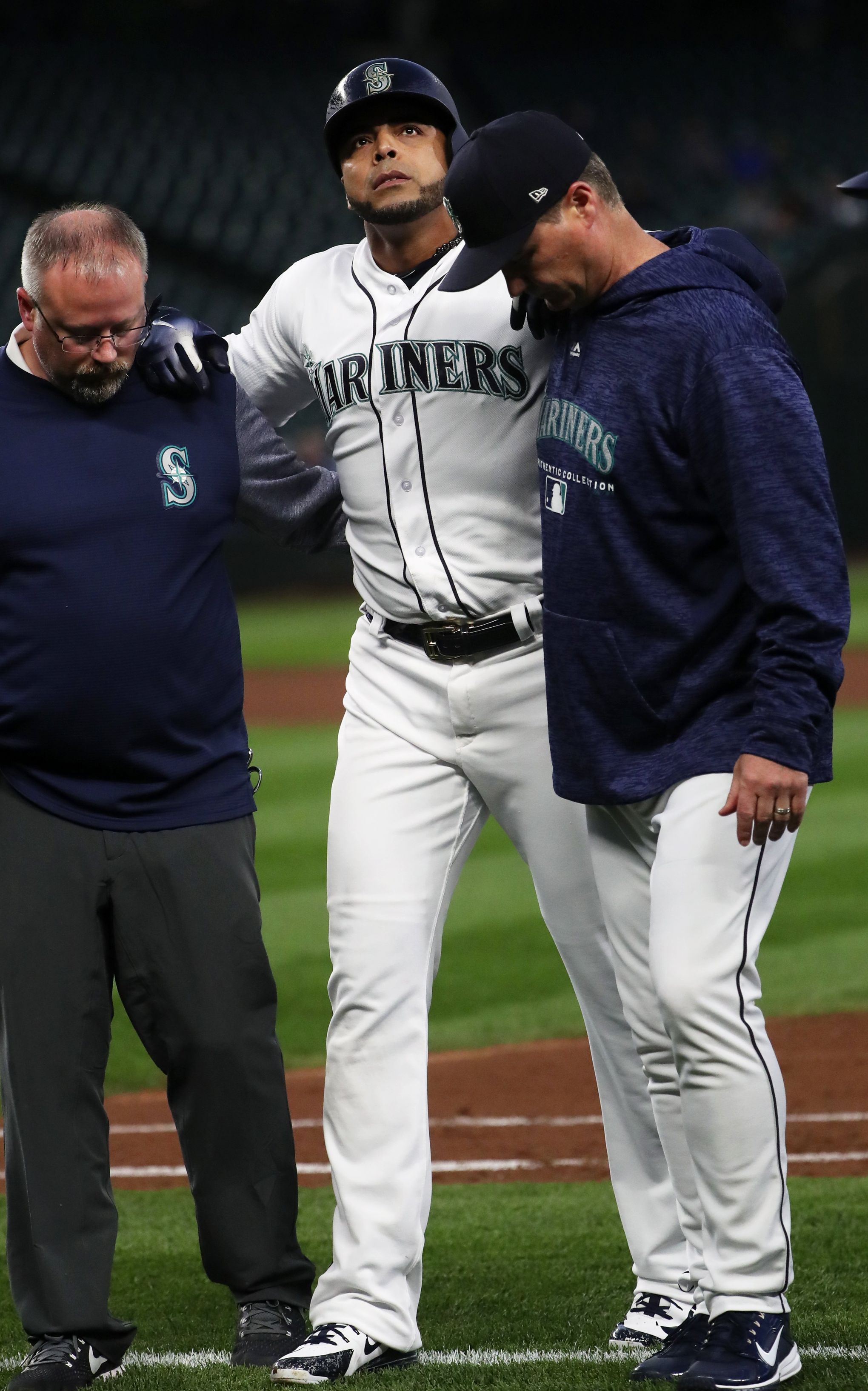 Nelson Cruz forced out of Mariners' loss after spraining his ankle