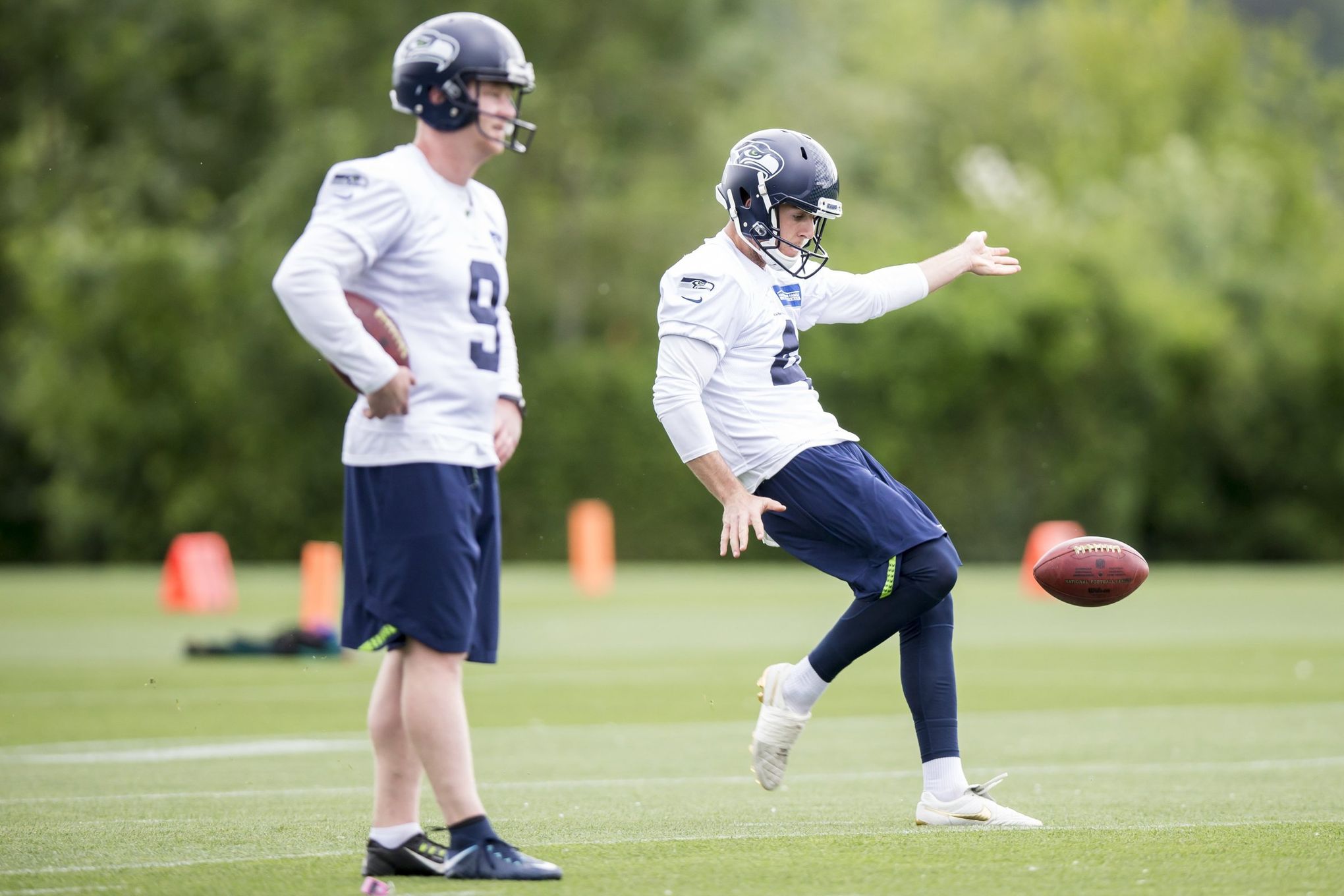 Seattle Seahawks punter Michael Dickson (4) punts against the Arizona  Cardinals in an NFL football game, Sunday, Nov. 6, 2022, in Glendale, Ariz.  Seahawks won 31-21. (AP Photo/Jeff Lewis Stock Photo - Alamy