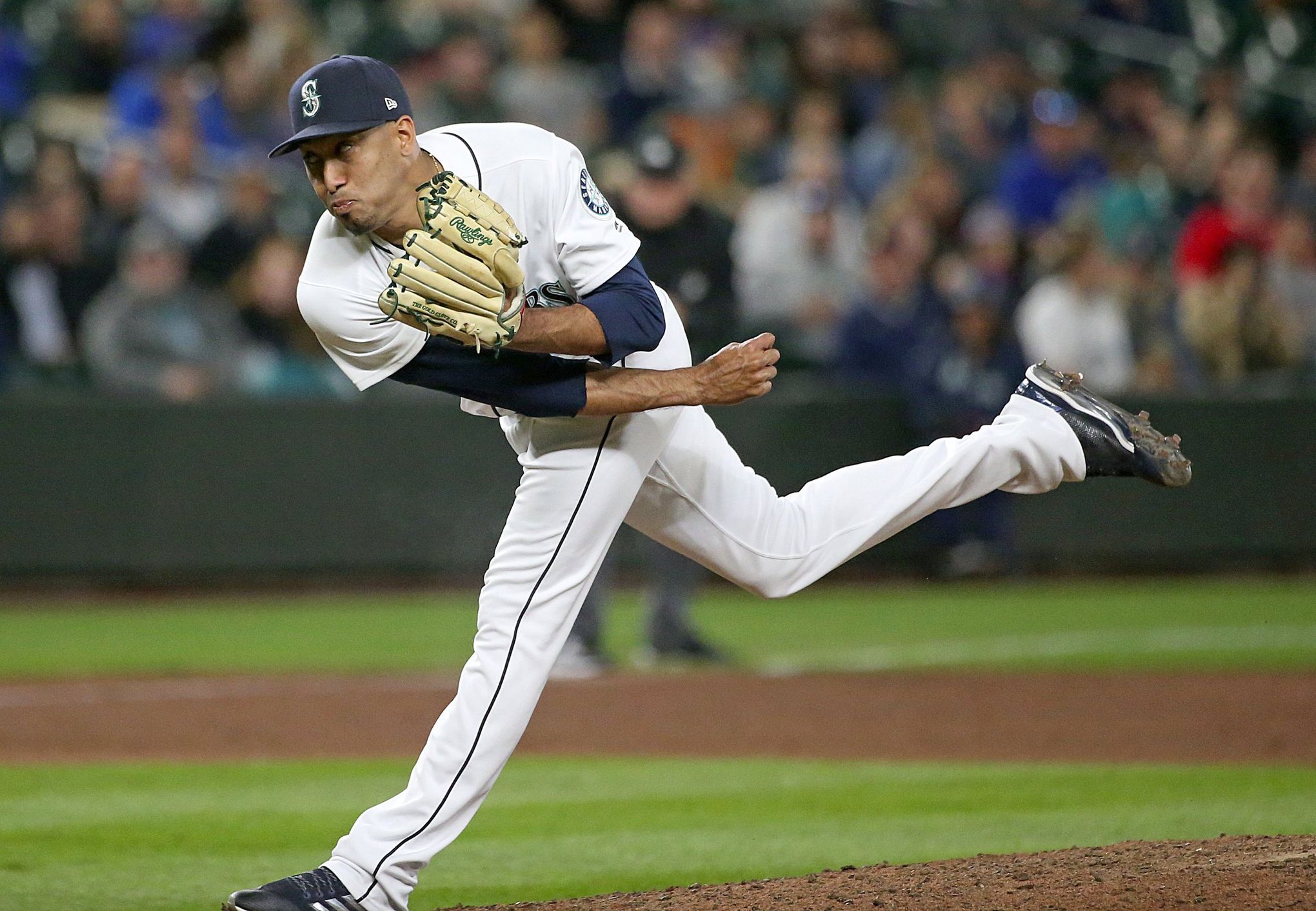 Mariners closer Edwin Diaz earns AL reliever of the year