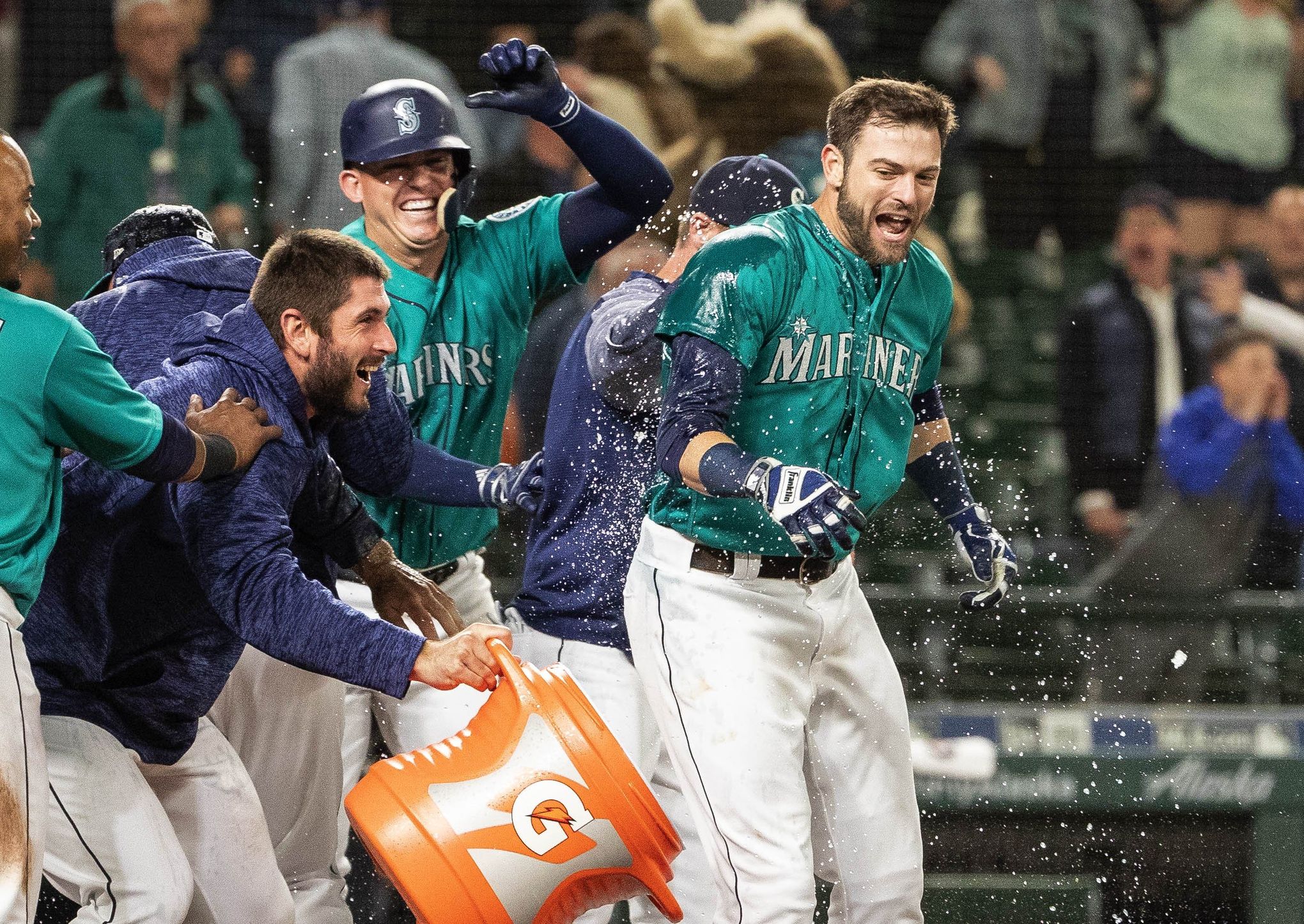 Mitch Haniger hits two HRs and Mariners win on another wild pitch