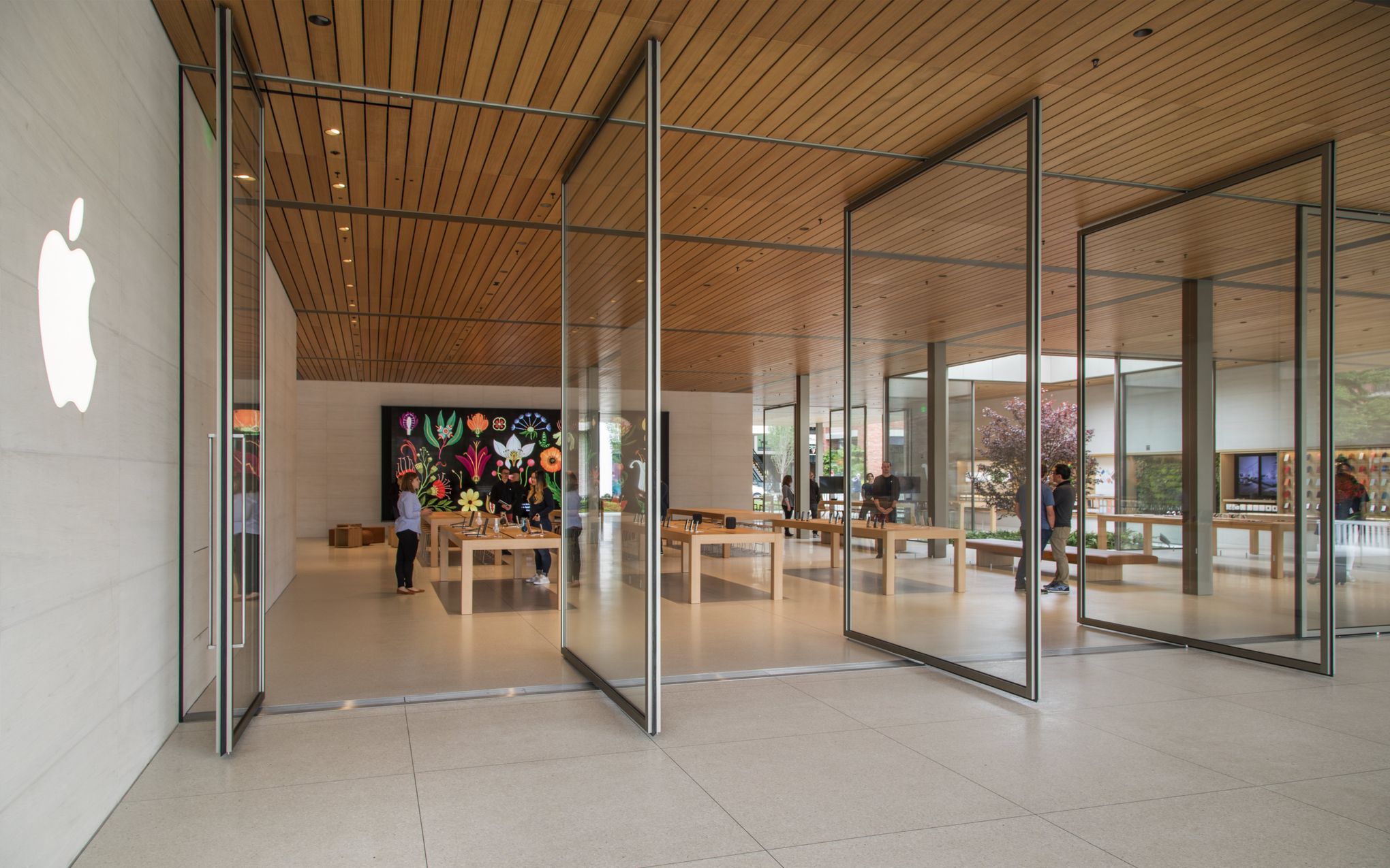 Design flaw in Apple flagship store - Spudart