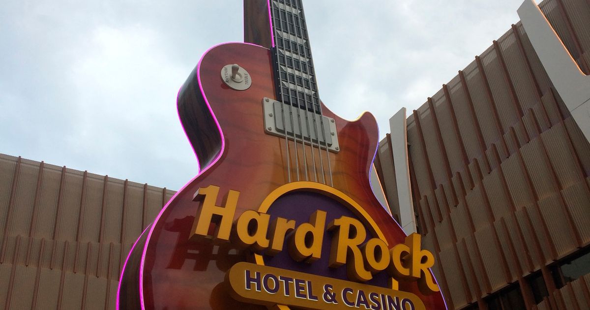 Interno di un casinò moderno con slot machine e tavoli da gioco