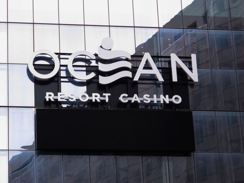 Interno di un casinò moderno con luci e slot machine, che rappresenta l'ambiente di gioco virtuale