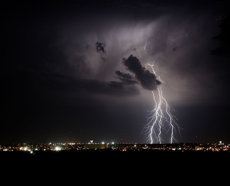 The scent of a storm: Here's why lightning emits a smell | The Seattle Times