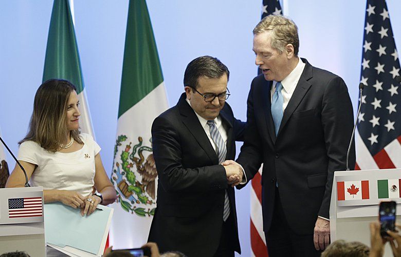 Canada’s Foreign Minister Chrystia Freeland, left, Mexico’s Economy Secretary Ildefonso Guajardo Villarreal, center, and U.S. Trade Representative Robert Lighthizer shake hands after posing for a group photo at a press conference regarding the second round of NAFTA renegotiations in Mexico City, Tuesday, Sept. 5, 2017. (AP Photo/Marco Ugarte) MXMU120