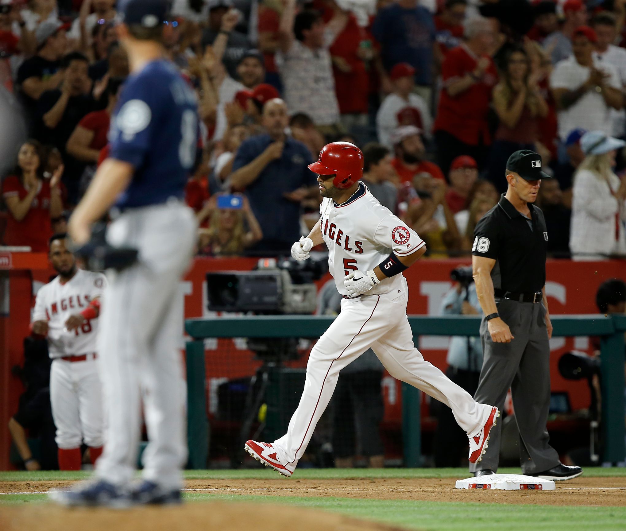 Leake stopped: Seattle snaps 3-game skid, beats Angels 4-3