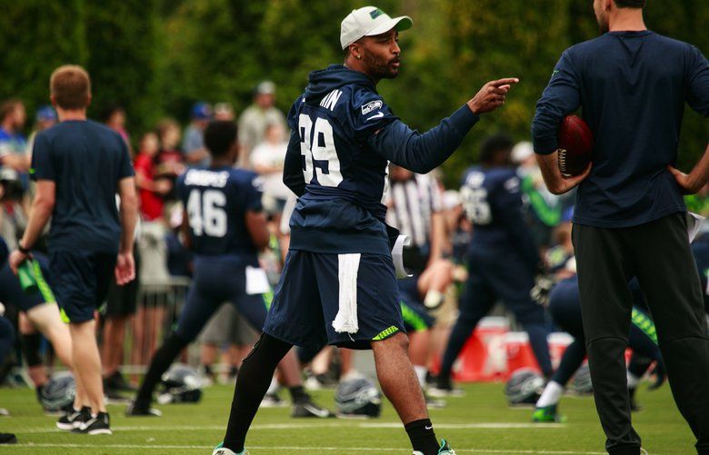 Los Angeles Rams linebacker Bobby Wagner (45) against the Seattle Seahawks  in an NFL football game, Sunday, Dec. 4, 2022, in Inglewood, Calif.  Seahawks won 27-23. (AP Photo/Jeff Lewis Stock Photo - Alamy