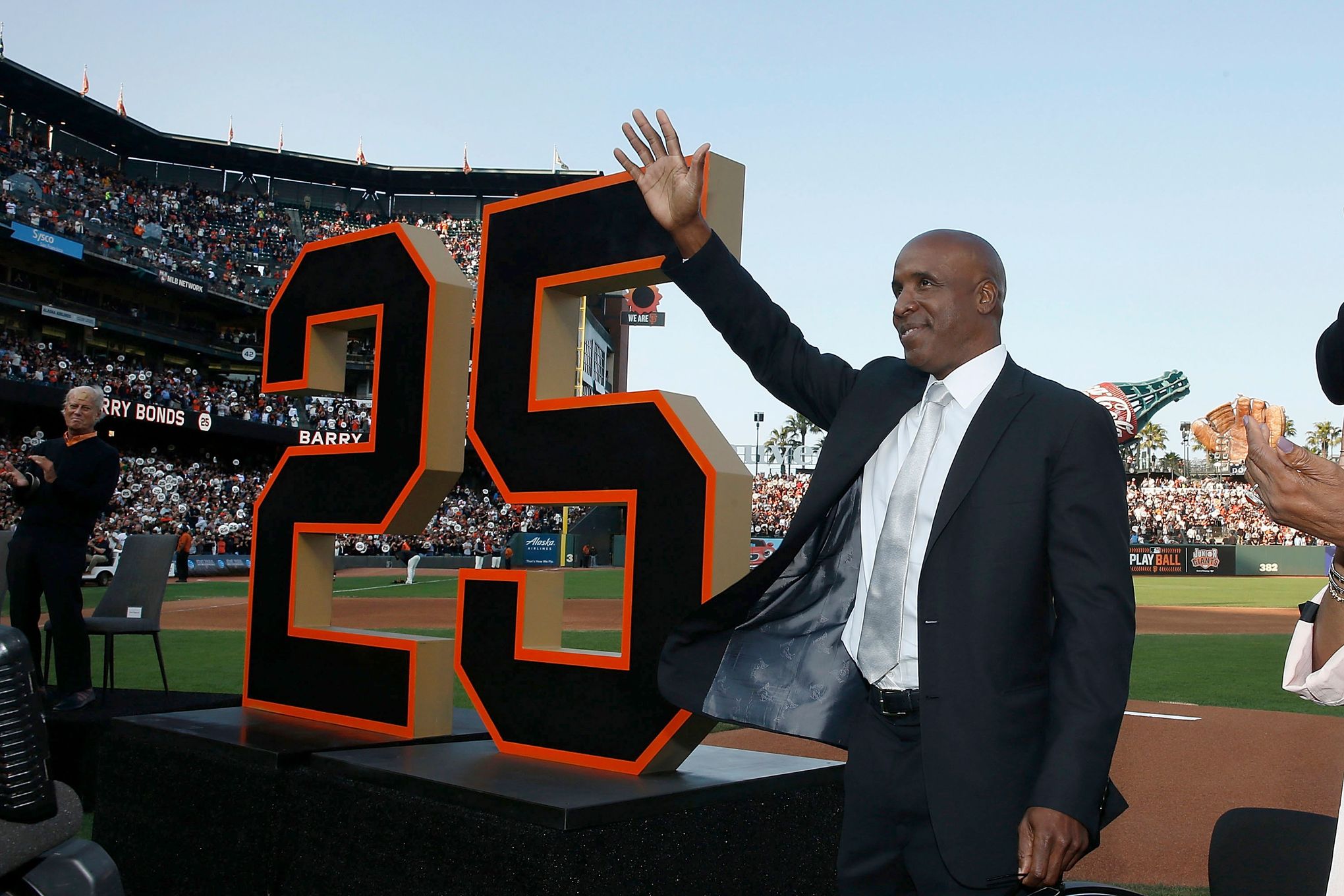 Barry Bonds honored as Giants retire No. 25