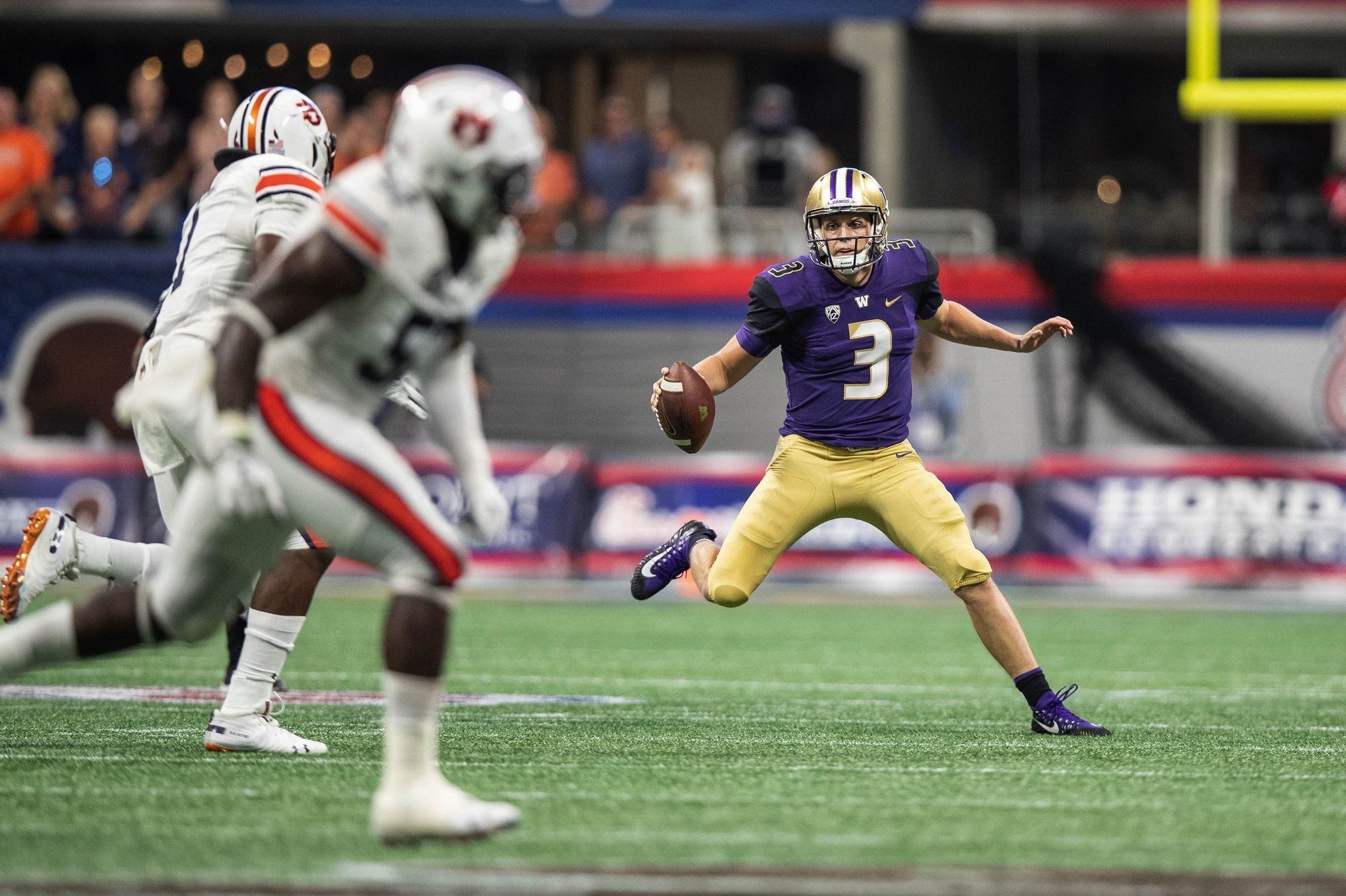 Jake Browning's scrambling loft beats outstretched LB's arms for 20-yard  gain