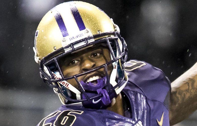 Salvon Ahmed throwing his dubs - Washington Husky Football