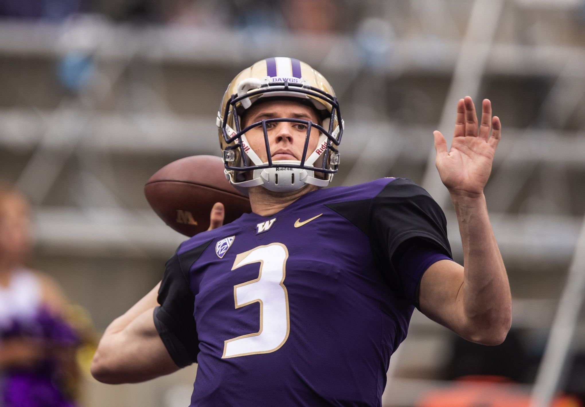 Jake Browning's scrambling loft beats outstretched LB's arms for 20-yard  gain