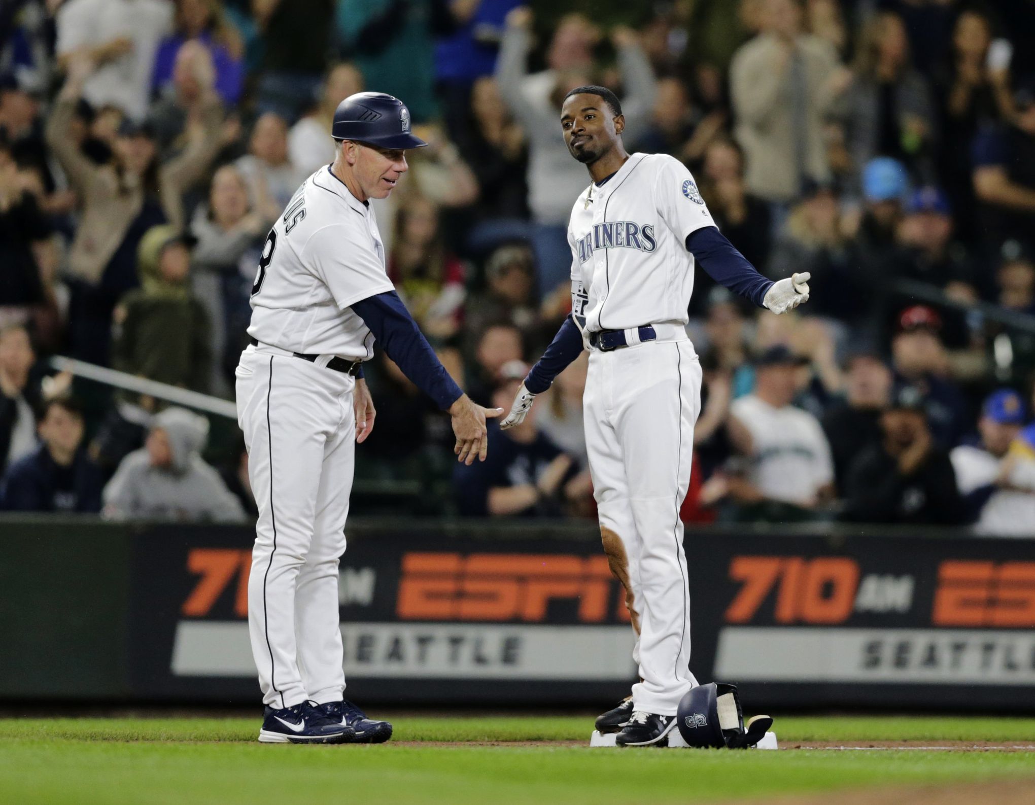 Mariners beat Rangers 1-0 in finale to cap 88-win season