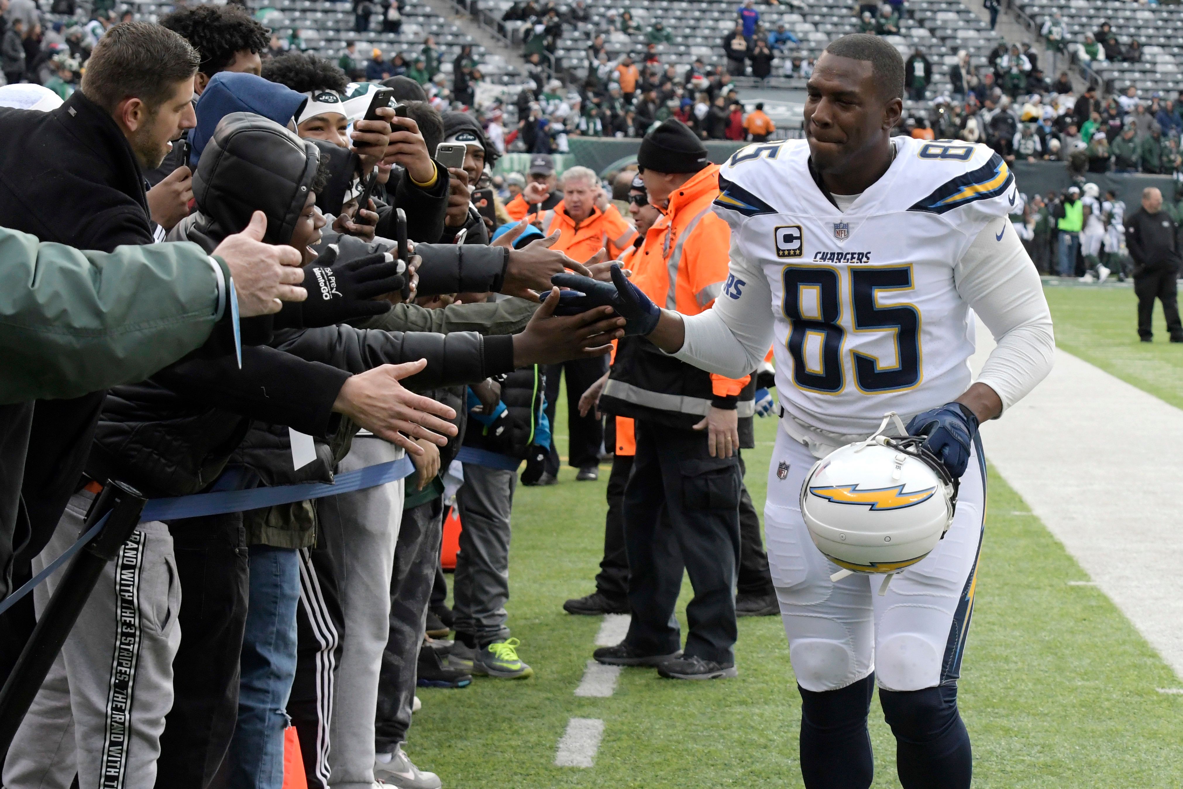 Chargers re sign tight end Antonio Gates for 16th season The