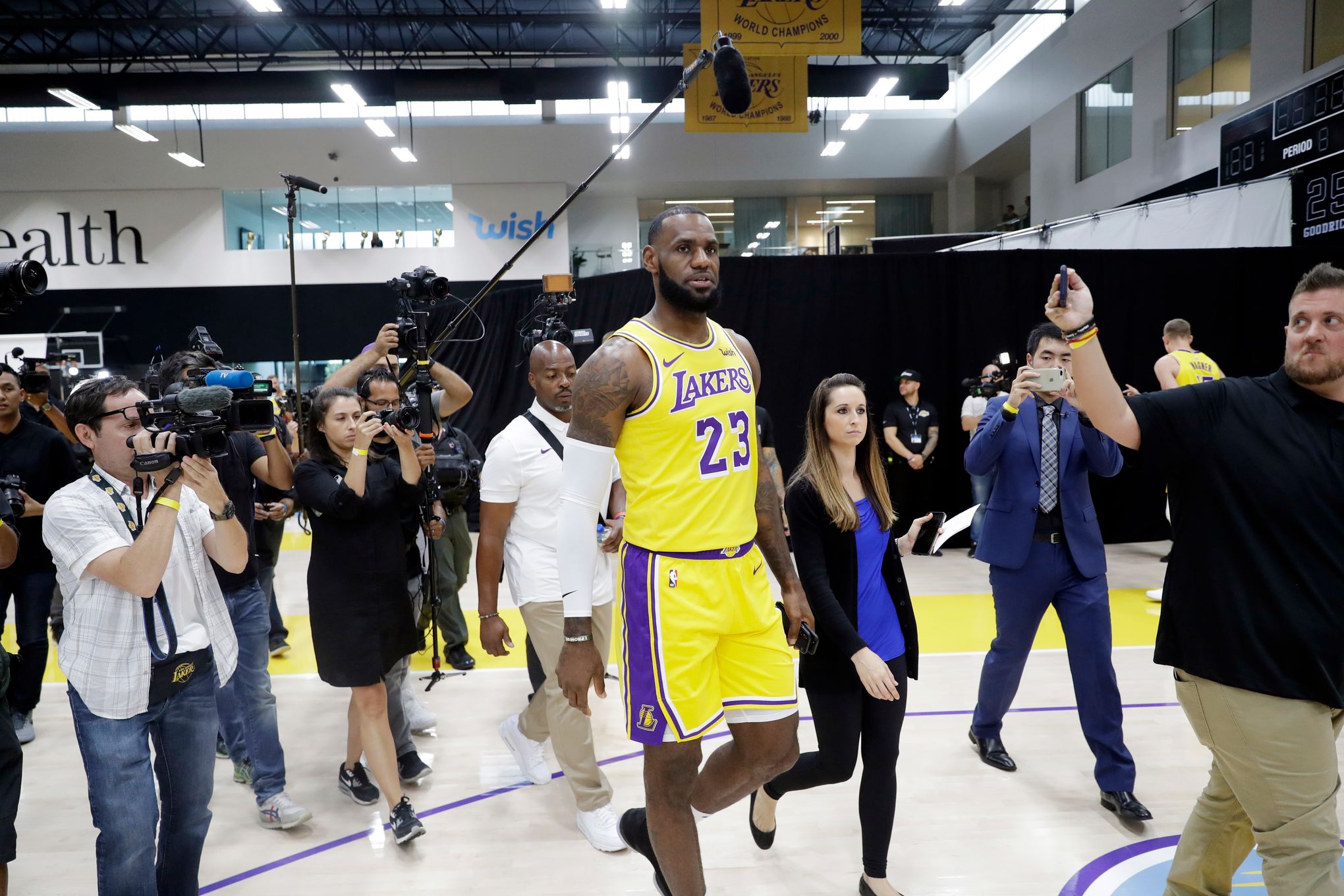 Lakers veterans, young core to scrimmage to open training camp