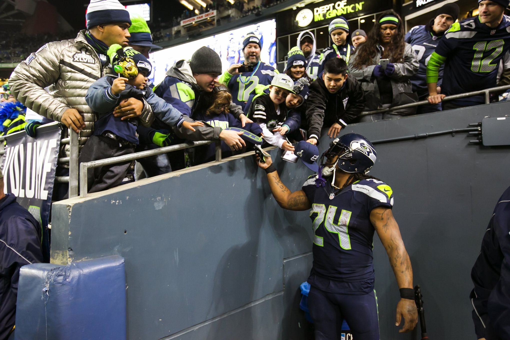 Marshawn Lynch wears Chancellor's jersey during practice