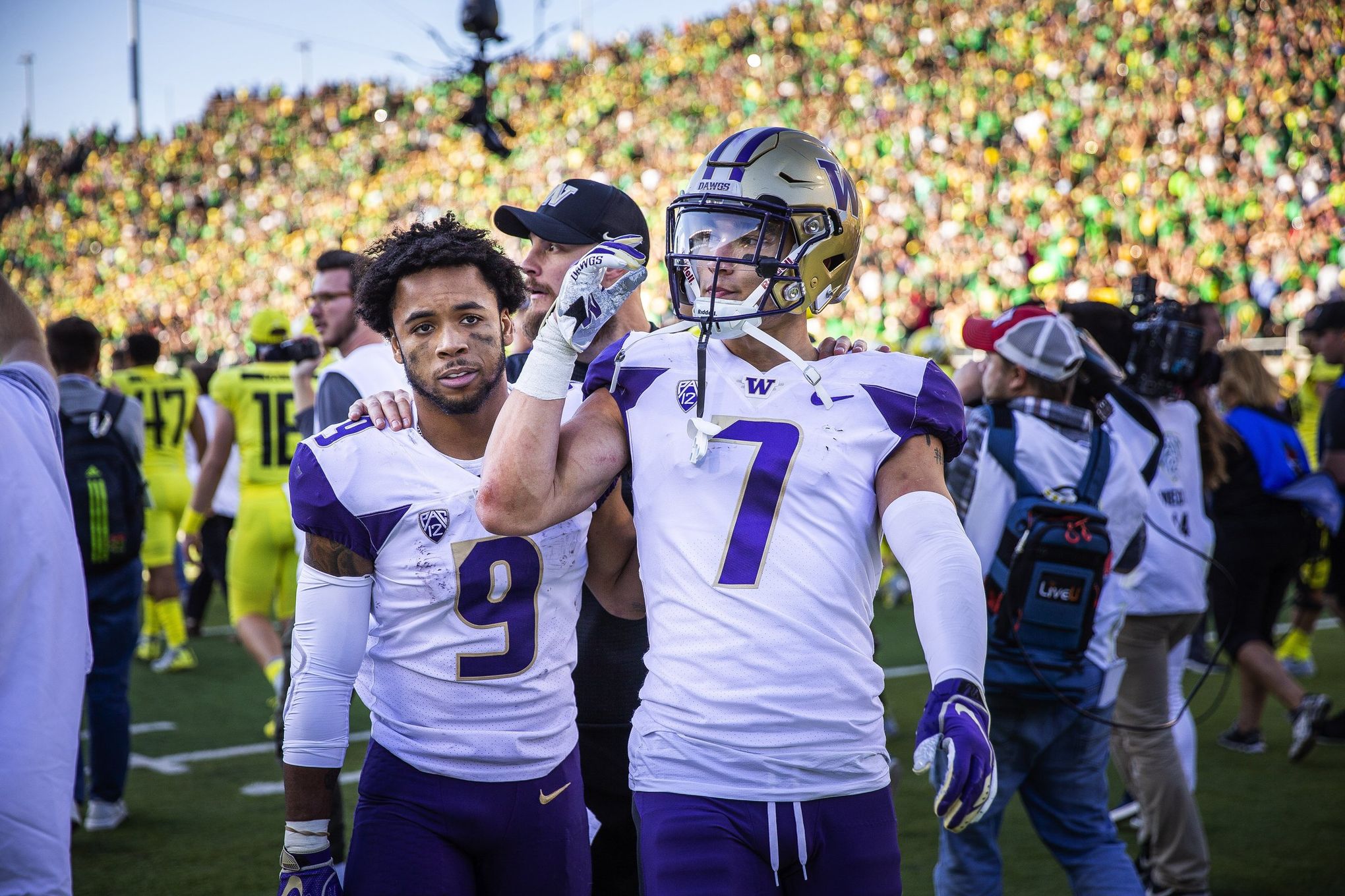 The last time Washington and Oregon faced off we had a CRAZY game with 7  lead changes 😳🍿 Will this time around top it?