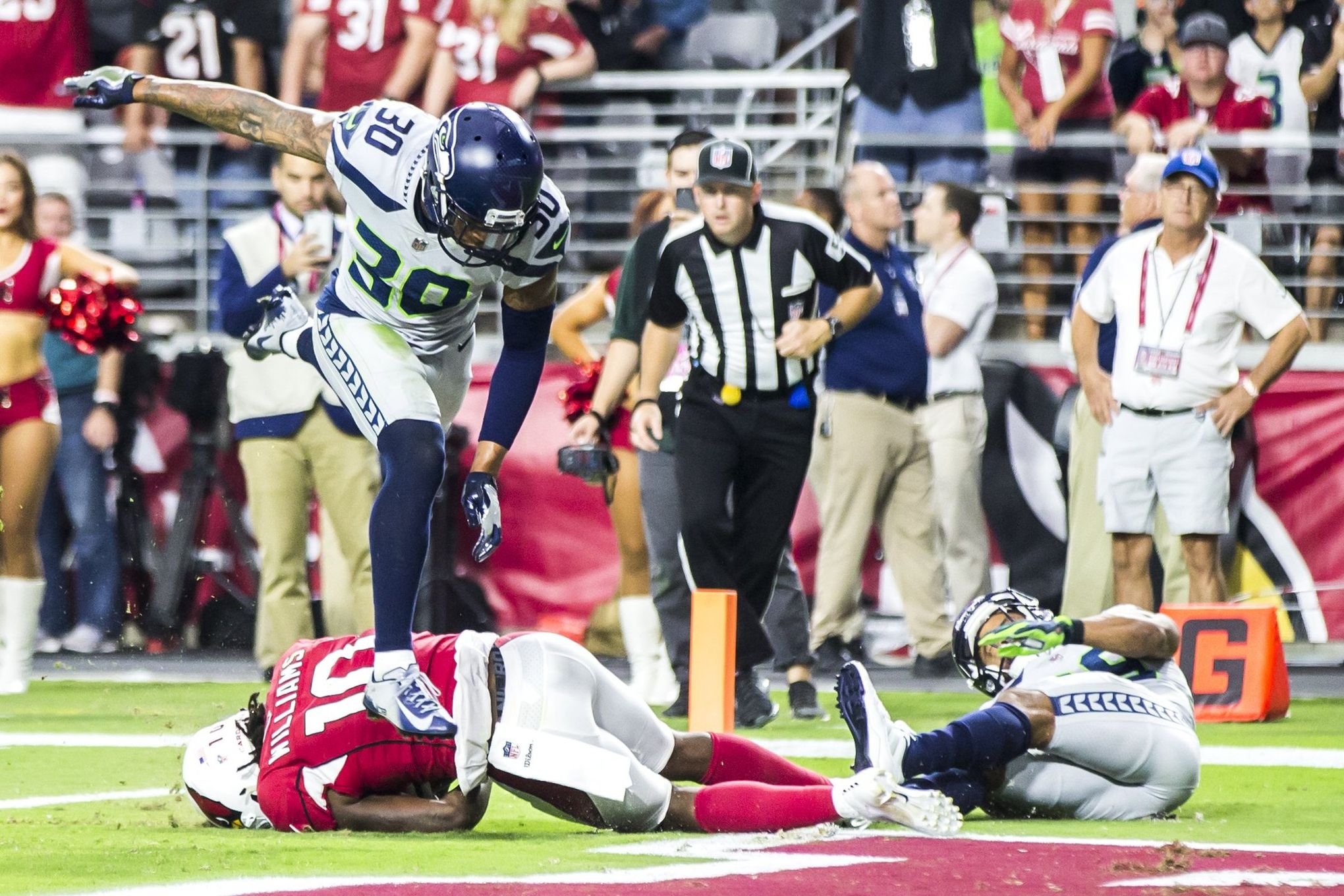 Earl Thomas appears to flip off Seahawks' sideline after injury