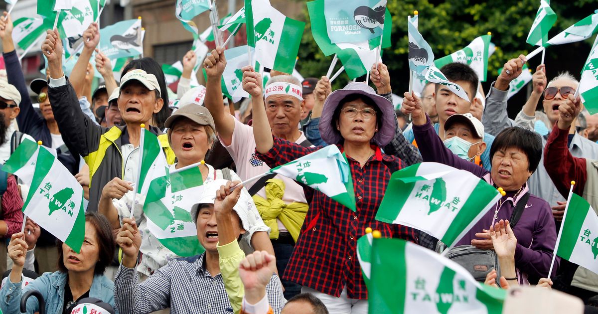 Thousands of pro-independence demonstrators rally in Taiwan | The ...