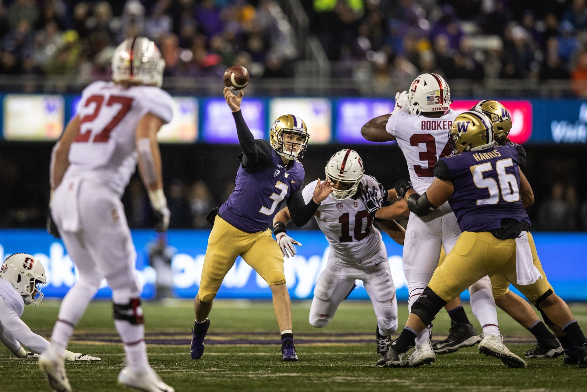 Jake Browning's scrambling loft beats outstretched LB's arms for 20-yard  gain