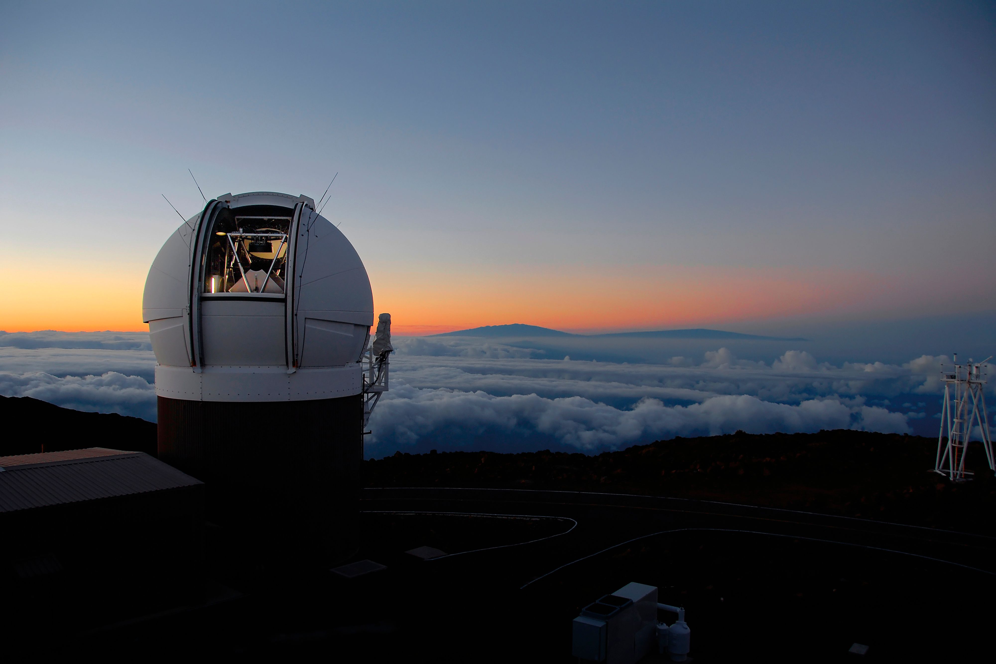 An alien visitor phones home: SOS, Earth in ecological collapse