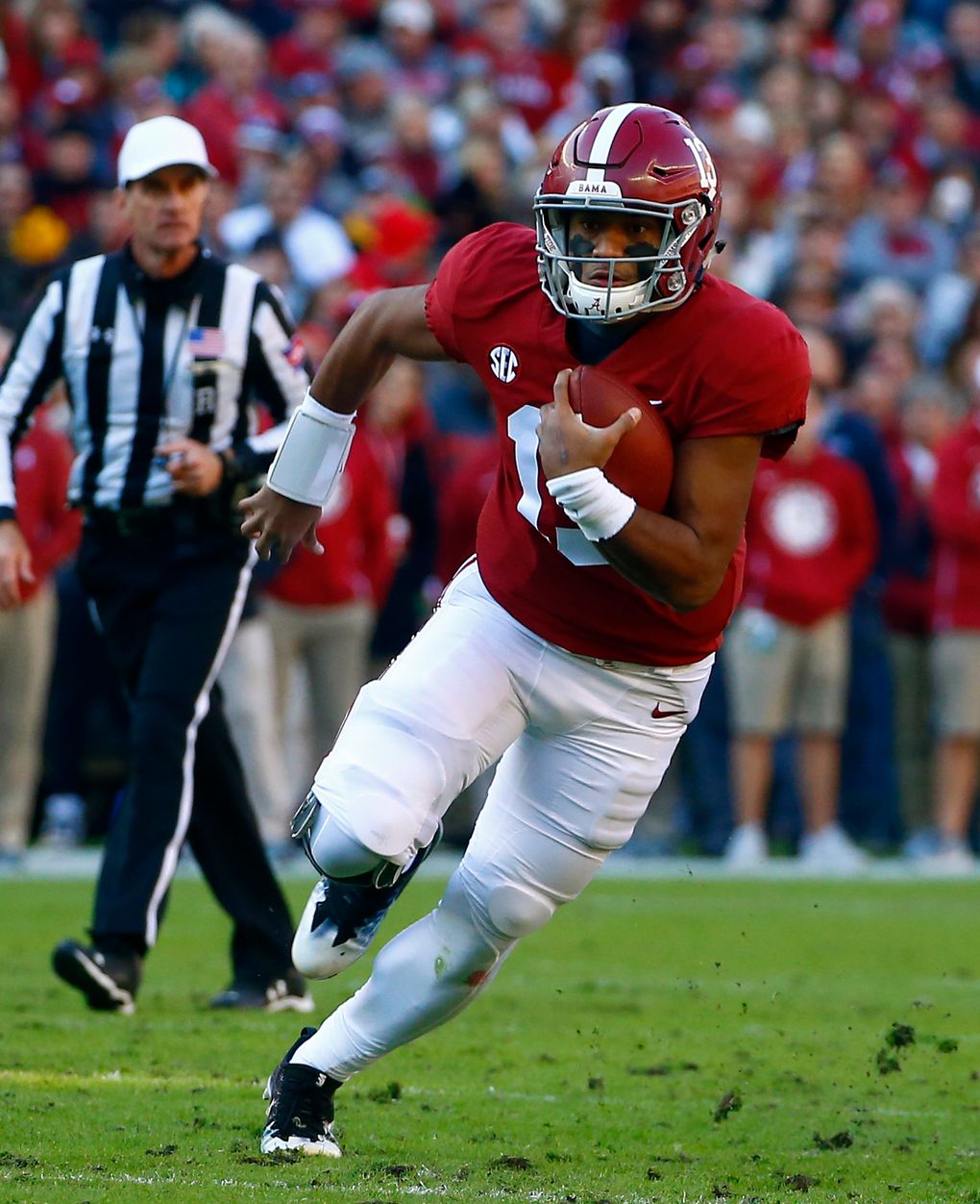 Tua Tagovailoa leaves game after hit to his right knee in Alabama win over  Mississippi St.