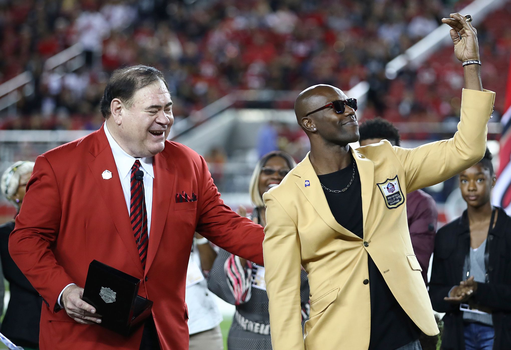 Terrell Owens receives Hall of Fame ring, unveils bust at 49ers