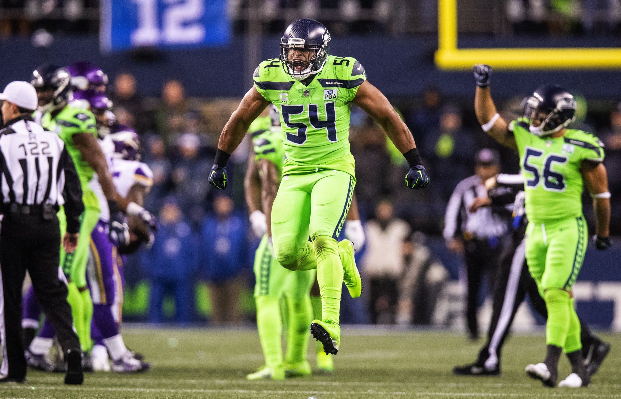 Seahawks cling on to beat Vikings in thriller, take first place in