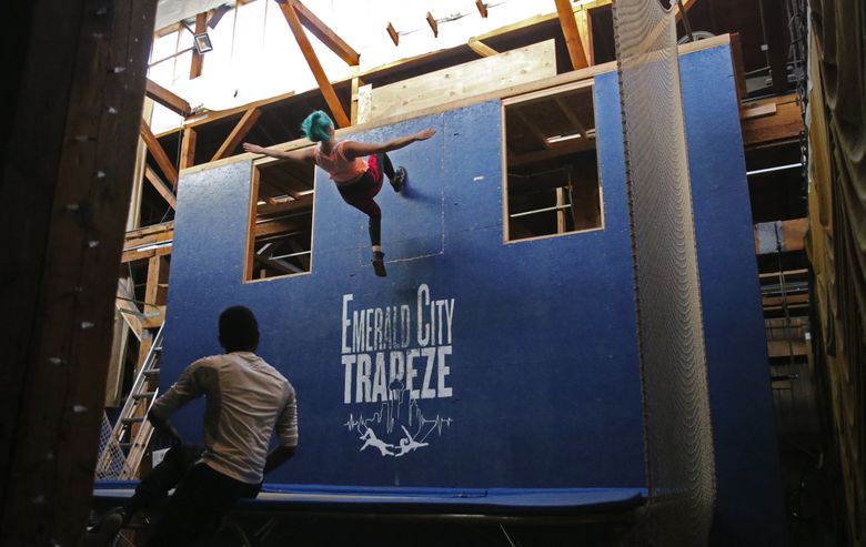 katoen Middeleeuws liefde Your brain might resist the falling part of trampoline wall class — but  only until you get addicted to the tricks | The Seattle Times