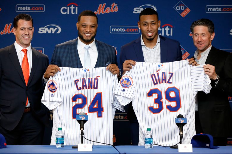 Clad in Santa hats, Robinson Cano and Edwin Diaz are introduced as New York  Mets