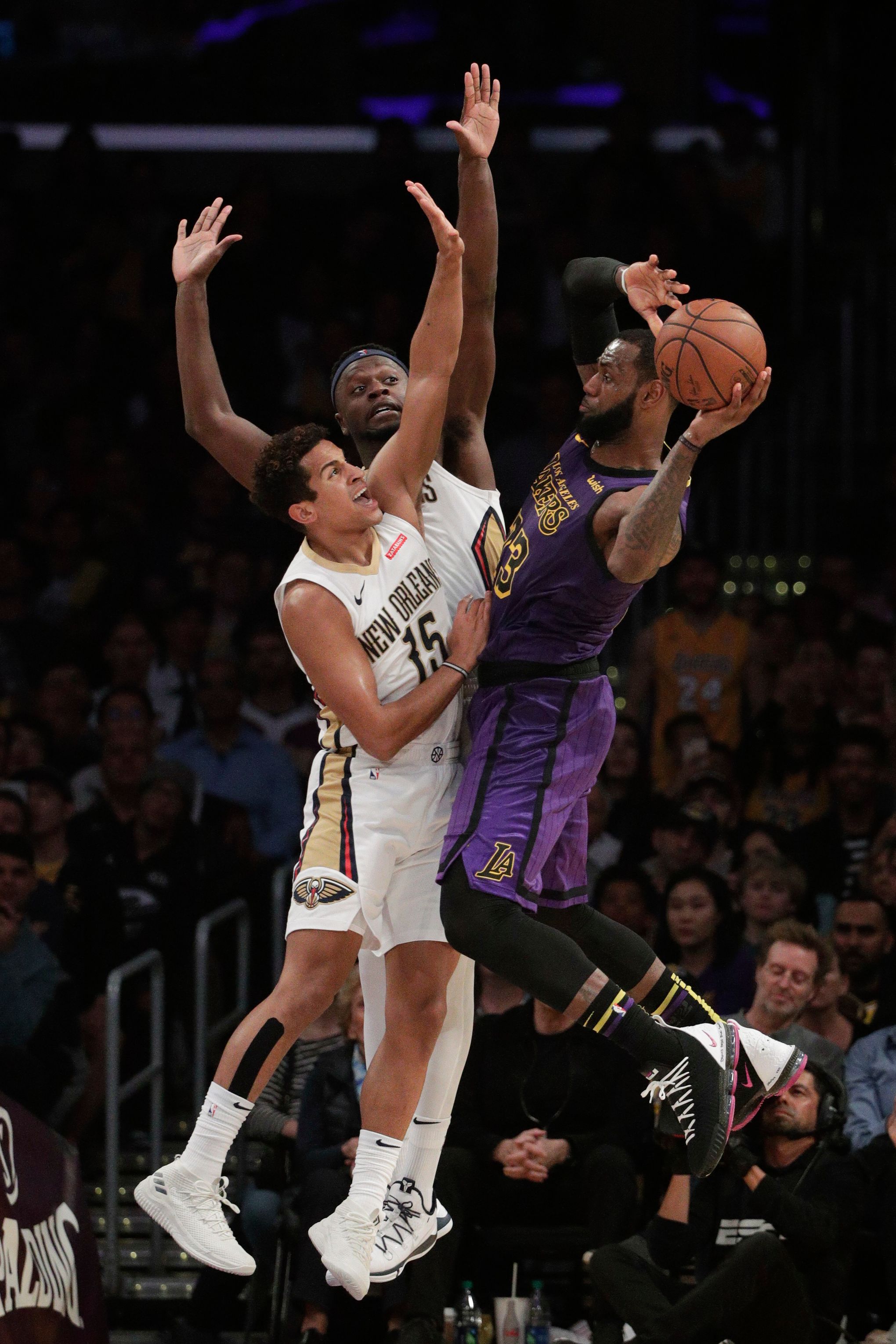 Lakers beat Pelicans to push their winning streak to 9