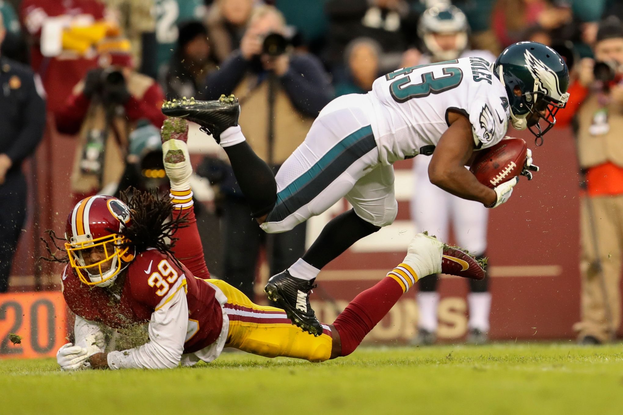 Nick Foles leads Eagles to win vs. Redskins and into playoffs