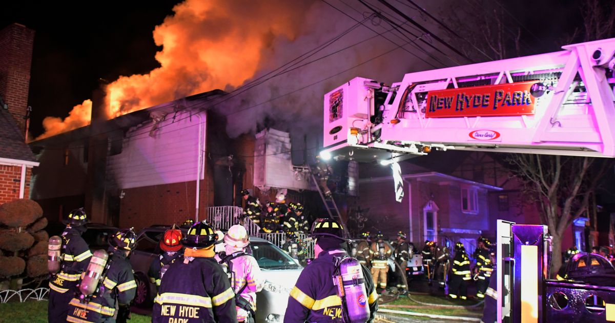 2 dead, 1 injured in Long Island house fire | The Seattle Times