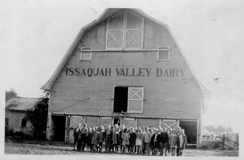 Schoolchildren stand in front of the Bergsma farm, which ran the Issaquah Valley Dairy from 1922 until 1969. (Issaquah History Museums)