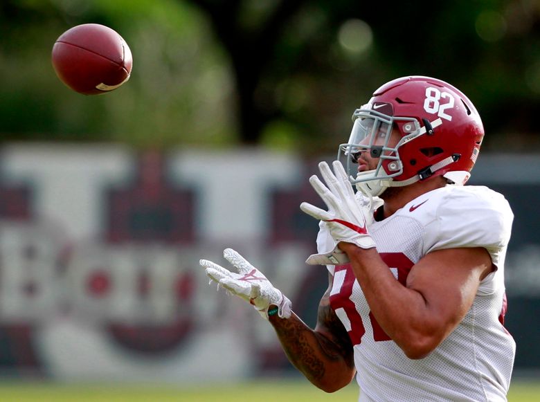 Alabama Crimson Tide tight end Irv Smith Jr. embraces family as