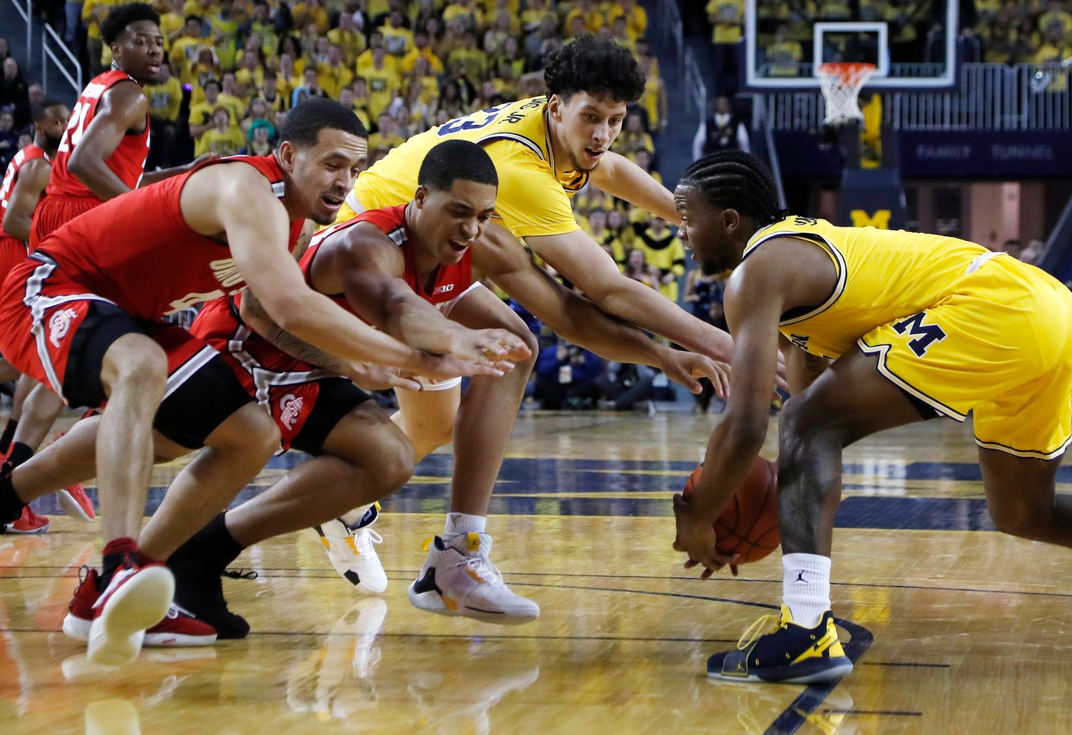 Simpson's triple-double lifts No. 5 Michigan over Ohio State | The Seattle  Times