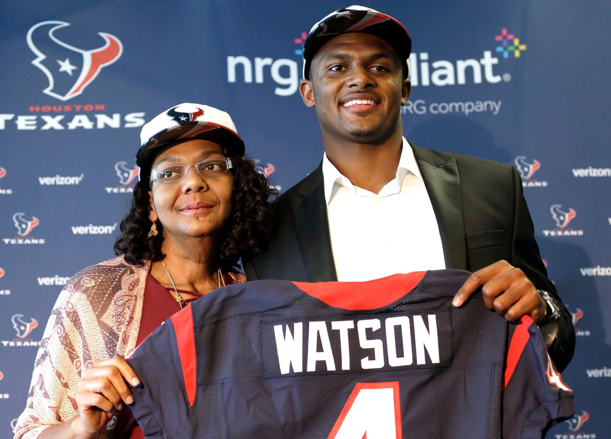 Houston QB Watson surprises mom with home renovation