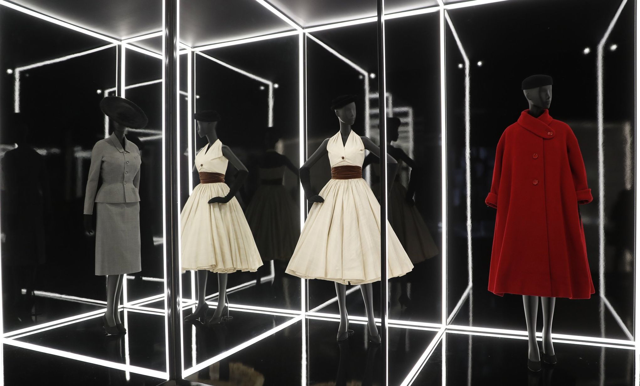 The Christian Dior Exhibit at London's Victoria & Albert Museum Is 2019's  Must-See Hit - Fashionista