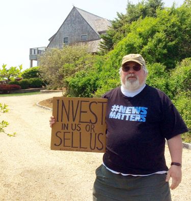 Evan Brandt, a reporter for the Pottstown Mercury in Pennsylvania, protests outside the vacation home of Heath Freeman in May 2018. (Courtesy of Lorraine Dusky).