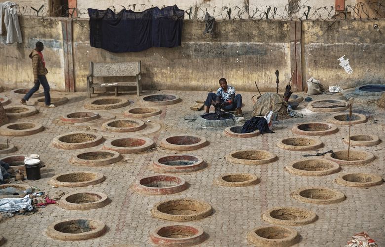 Why Nigeria's historic dye pits in Kano risk closure - BBC News
