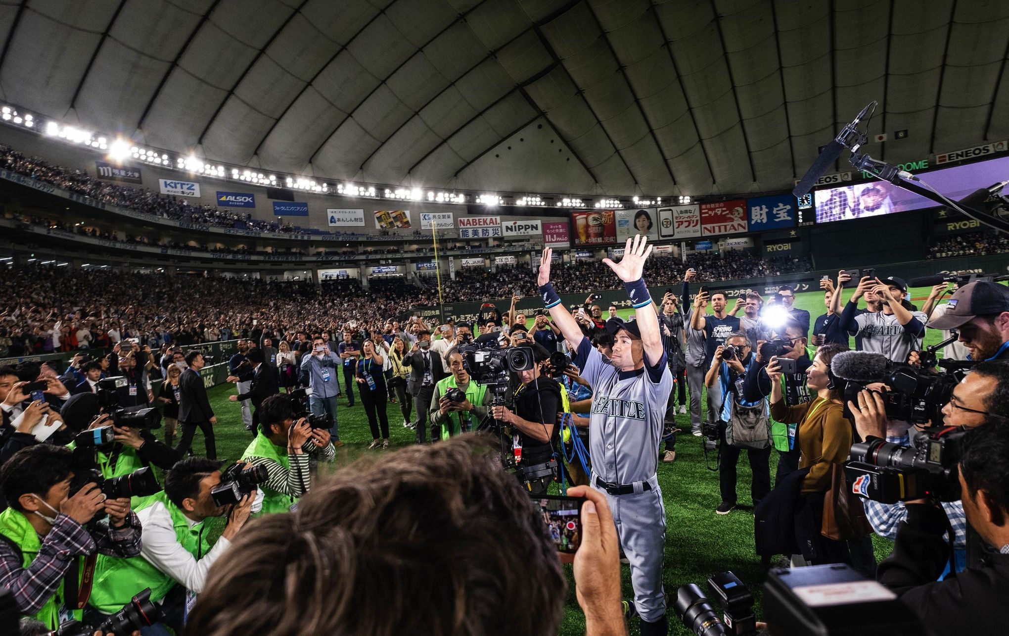 Ichiro says goodbye to adoring fans; Mariners beat A's in 12