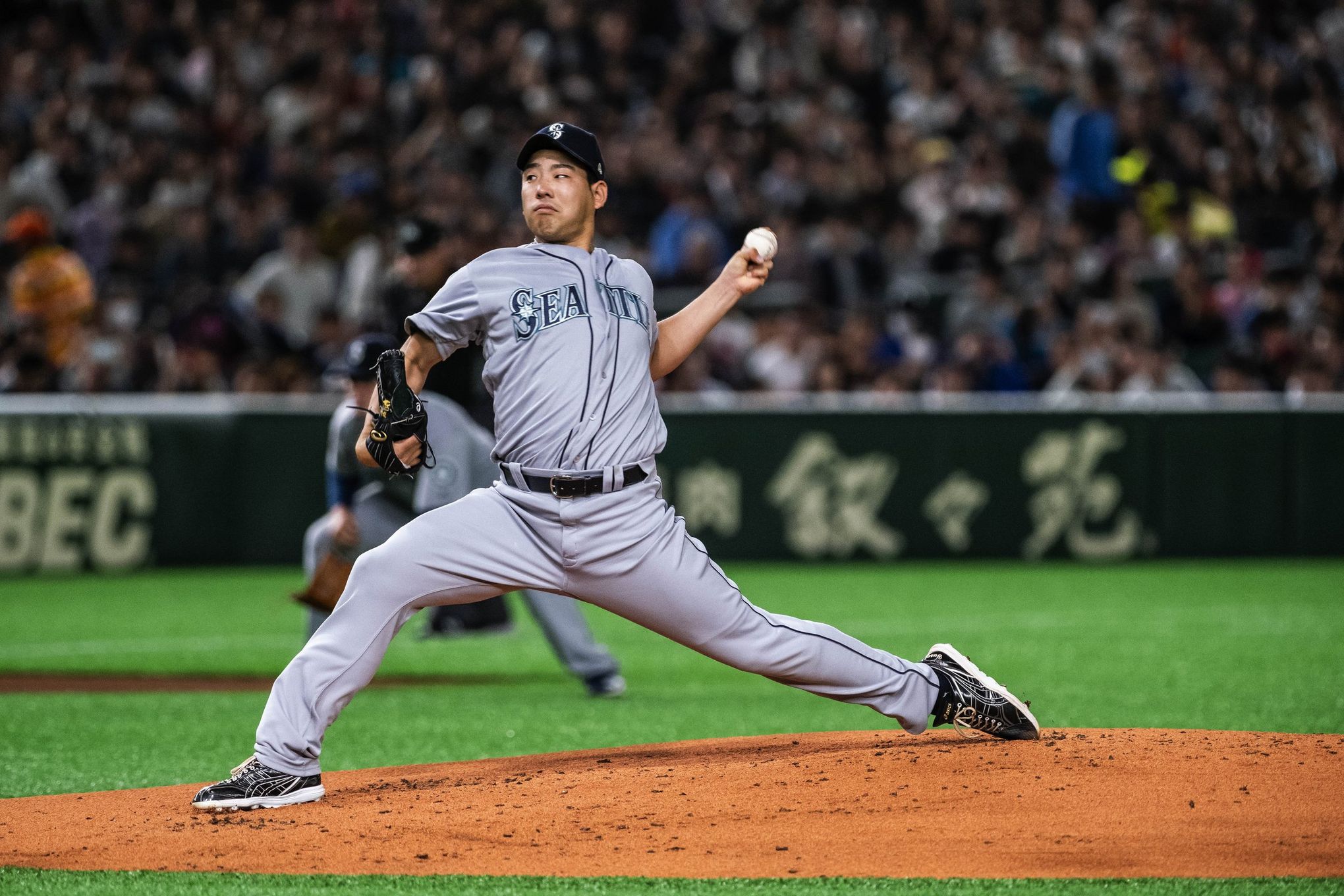 Ichiro announces retirement after emotional finale